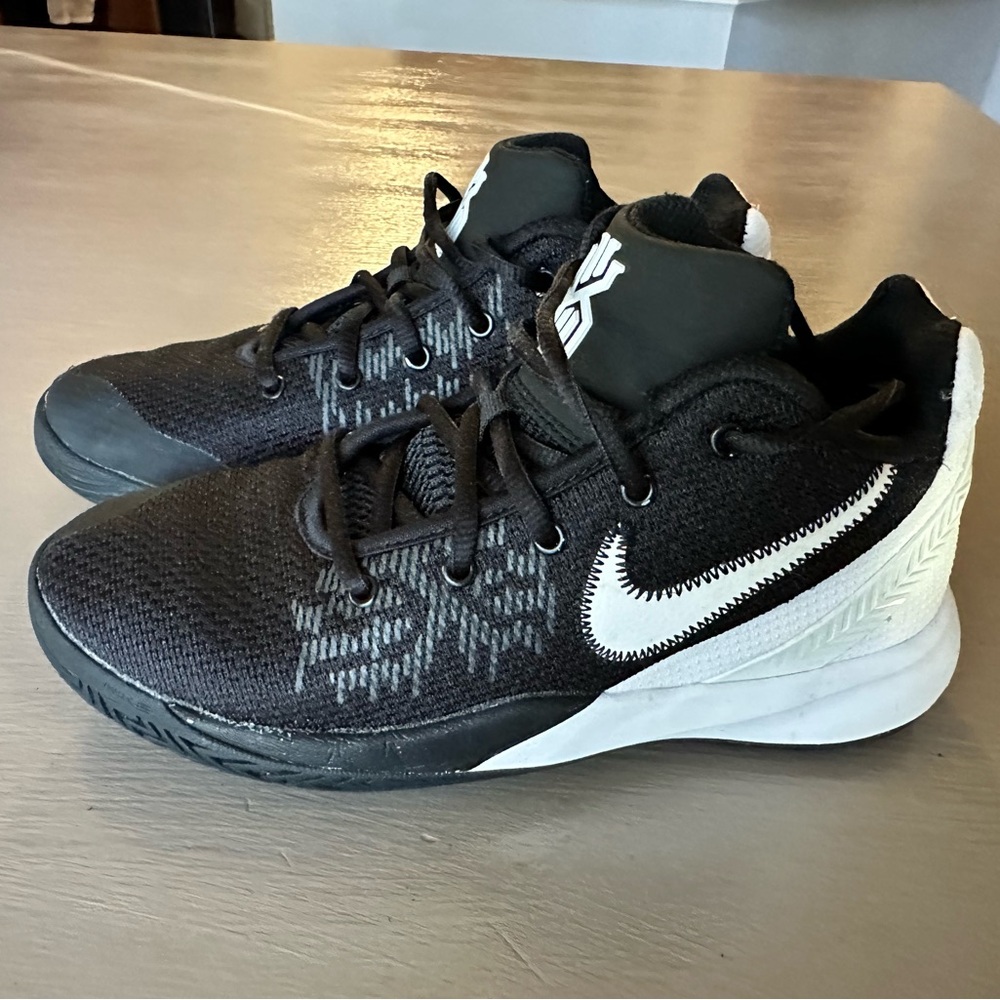 Nike Kyrie Flytrap 2 GS Black White Basketball Shoes AQ3412-001 4.5Y / Womens 6